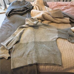 American Eagle Outfitters Light Gray Knit Turtleneck Sweater. Sz S